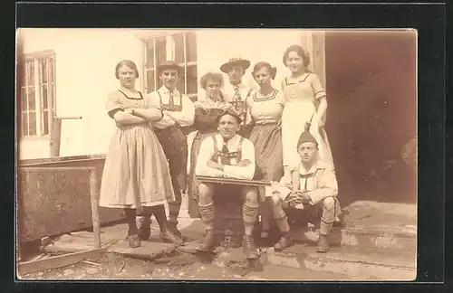 AK Familie in Kostümen spielt ein Lied auf der Zither