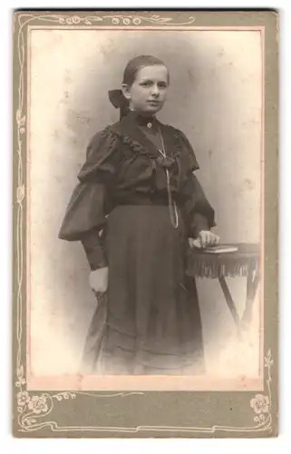 Fotografie Ernst Wolf, Limbach i. S., Portrait hübsches Fräulein mit Haarschleife im prachtvollen Kleid