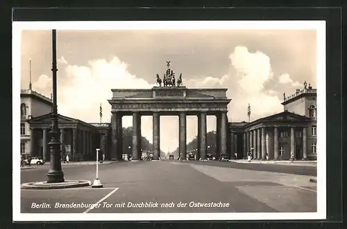 AK Berlin, Brandburger Tor mit Durchblick nach der Ostwestachse