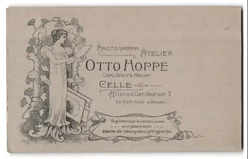 Fotografie Otto Hoppe, Celle, Altencellertorstrasse 7, Jugendstil, Dame & florale Verzierungen, Rückseitig Dame mit Buch