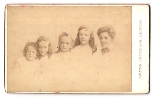 Fotografie Georg Brokesch, Leipzig, Zeitzerstr. 2, Portrait Familienfoto aufgereiht wie Orgelpfeifen