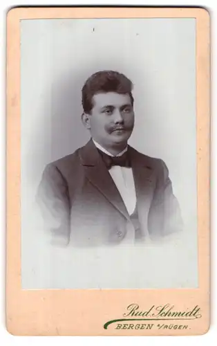 Fotografie Rud. Schmidt, Bergen a /Rügen, Portrait eleganter Herr mit Oberlippenbart