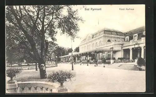 AK Bad Pyrmont, vor dem fürstlichen Kurhaus