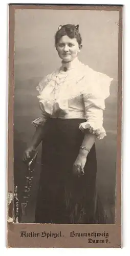 Fotografie Atelier Spiegel, Braunschweig, Damm 9, Portrait Frau in weisser Rüschenbluse mit Armreif