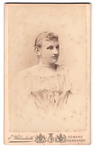 Fotografie E. Uhlenhuth, Coburg, am Albertplatz, Portrait Dame im weissen Kleid mit Locken