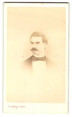 Fotografie C. Lebert, Paris, 21, Rue de Sèvres, Portrait eleganter Herr mit Oberlippenbart