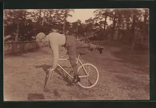 Foto-AK Radsport-Akrobat bei einer Übung