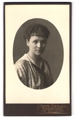 Fotografie Herm. Ziegler, Gaggenau, am Bahnhof, Portrait junge Dame mit Halstuch & moderner Frisur