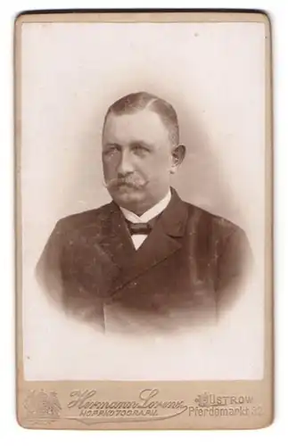 Fotografie Herm. Lorenz, Güstrow, Pferdemarkt 32, Portrait Edelmann mit Schnauzbart im Anzug