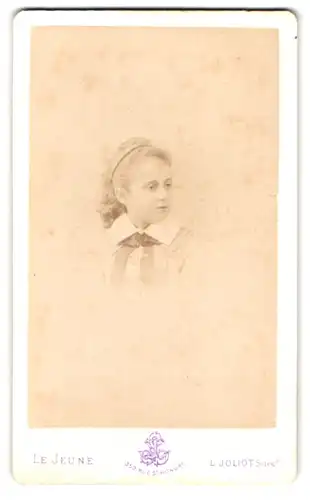 Fotografie Atelier Le Jeune, Paris, 350 Rue St. Honore, Portrait Mädchen mit Schleife & Haarreif