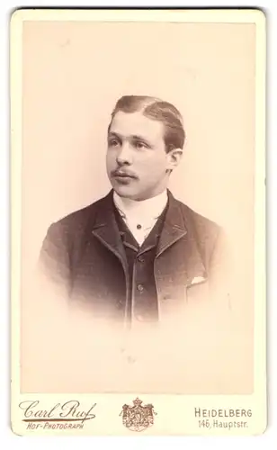 Fotografie Carl Ruf, Heidelberg, Haupstr. 146, Portrait Herr im karierten Anzug mit Oberlippenbart