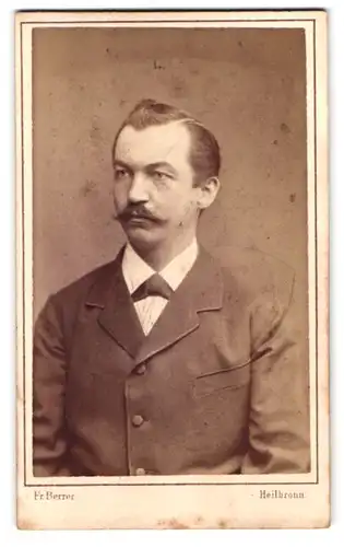 Fotografie Fr. Berrer, Heilbronn, Bergstr. 2, Portrait Mann im Anzug mit Moustache