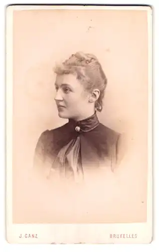 Fotografie J. Ganz, Bruxelles, Rue de l`Ecuyer 38, Portrait junge Frau Marie im hoch geschlossenen Kleid