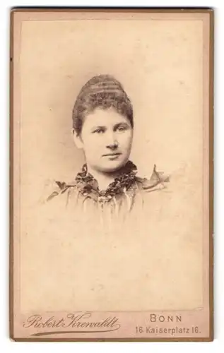 Fotografie Robert Krenvaldt, Bonn, Kaiserplatz 16, Portrait Dame im Pünktchenkleid mit Locken