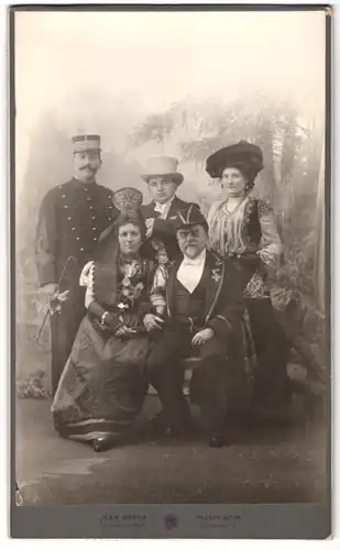 Fotografie Jean Meyer, Frankfurt a. M., Rossmarkt 12, Portrait illustre Gesellschaft in Kostümen zu Fasching, Orden