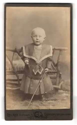 Fotografie Emil Koch, Eisenberg /S.-A., Portrait kleines Mädchen im Matrosenkleid