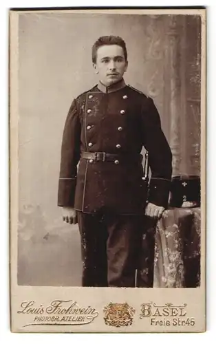 Fotografie Louis Frohwein, Basel, Freie Str. 45, Portrait Chevaulegers in Uniform Rgt. 2 mit Tschako