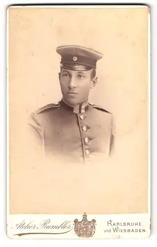 Fotografie Atelier Rumbler, Karlsruhe, Karlfriedrichstr., Portrait Einjährig-Freiwilliger Uffz. in Uniform Rgt. 14