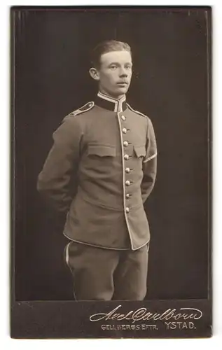 Fotografie Axel Carlborn, Ystad, Gellbergs Eftr., Portrait stolzer Uffz. Hilding in Uniform Rgt. VI.