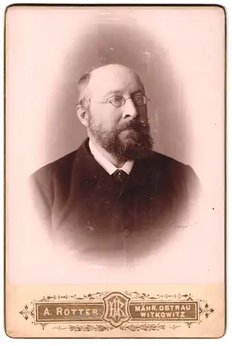 Fotografie A. Rotter, Mähr. Ostrau, älterer Mann mit Rauschebart und Brille