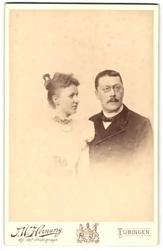 Fotografie J. W. Hornung, Tübingen, Uhlandstrasse 11, Ehepaar im Portrait