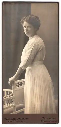 Fotografie E. Gerdell, Altenburg, Bernhardstrasse 5, Portrait junge Dame im weissen Kleid