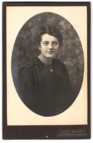 Fotografie A. Kurt Mauksch, Hoyerswerda o. L., Kirchstr. 16, Portrait junge Frau im gestreiften Kleid mit welligen Haare