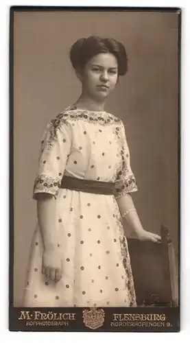 Fotografie M. Frölich, Flensburg, Noderhofenden 9, Portrait dunkelhaarige Schönheit im bedruckten Kleid