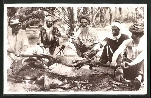 AK arabische Volkstypen, Le Mechoui - Un rôti en plein air, Gruppe von Männern am Drehspiess