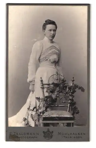 Fotografie F. Tellgmann, Mühlhausen / Thüringen, Hochzeitsbraut im Brautkleid mit Schleppe