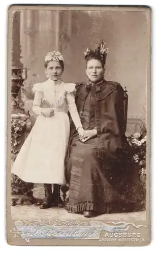 Fotografie J. Reichling, Augsburg, Innere Uferstr. 3, Portrait Mädchen Wilhelmine Bauer im Kleid mit Walburga Winkler