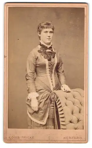 Fotografie Louis Fricke, Herford, Bäckerstrasse 677, junge Frau in tailliertem Kleid