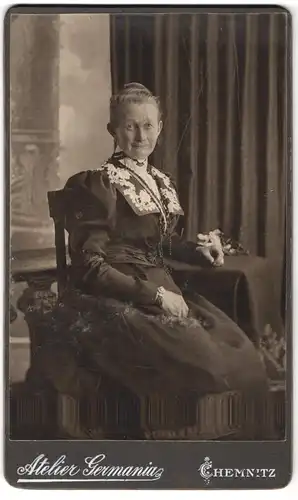 Fotografie Atelier Germania, Chemnitz, Zwickauerstrasse 2 p, Portrait ältere Dame im hübschen Kleid