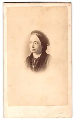 Fotografie H. Chala, Rennes, Boulevard de la Liberte, Portrait alte Frau im Kleid mit Hut