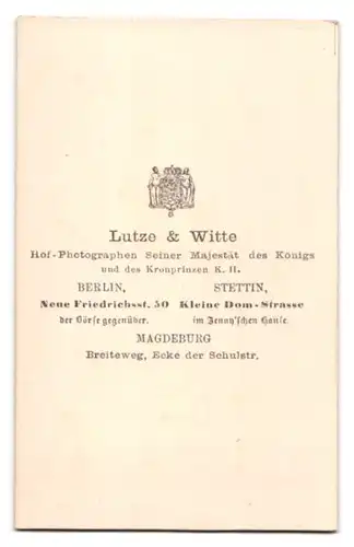 Fotografie Lutze & Witte, Berlin, Neue Friedrichstrasse 50, Portrait alte Frau im karierten Kleid mit schwarzer Jacke