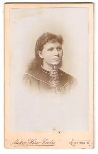 Fotografie Heinrich Cordes, Hildesheim, Zingel 36, Portrait brünette Damemit Perlenkette