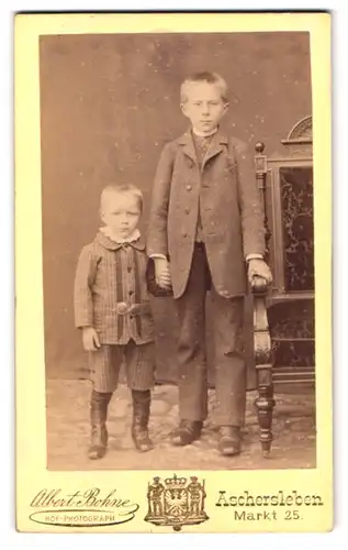 Fotografie Albert Bohne, Aschersleben, Markt 25, Portrait Junge im Anzug mit kl. Bruder in kariertem Anzug