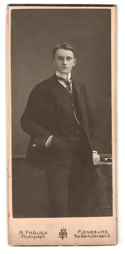 Fotografie M. Frölich, Flensburg, Norderhofenden 9, Portrait junger Herr im Anzug mit Krawatte