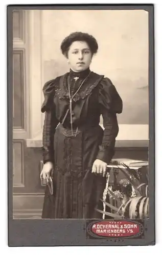 Fotografie R. Ochernal & Sohn, Marienberg / Sachsen, hübsche Frau im dunklen Kleid mit Buch in der Hand, Ohrringe