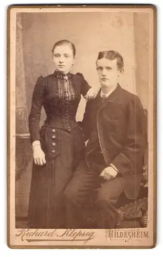 Fotografie Richard Klepsig, Hildesheim, Bahnhofsallee 3, Portrait Junge Frau im Kleid und junger Herr im Anzug