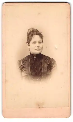 Fotografie J. Planus, Lyon, 240 Avenue de Saxe, Portrait Brünette Dame mit Dutt & Schmuck