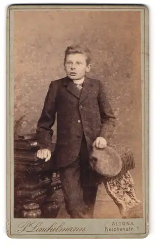 Fotografie P. Linckelmann, Altona, Reichenstrasse 1, Junge im Anzug mit Mütze