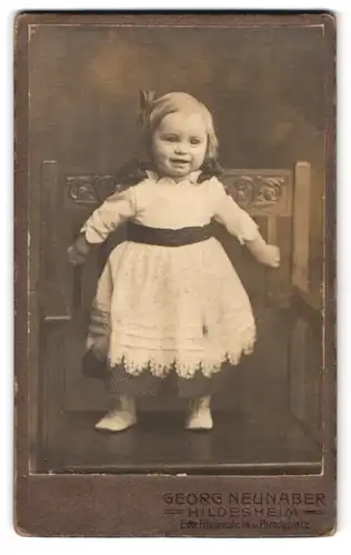 Fotografie Georg Neunaber, Hildesheim, Friesenstr. 14, Portrait bildhübsches blondes Mädchen im bezauberndem Kleidchen