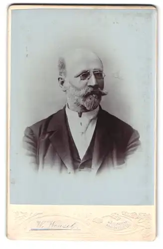 Fotografie W. Wenzel, Mährisch Ostrau, Franz Josefsplatz 10, Portrait Herr mit Vollbart, Halbglatze & Zwicker