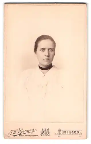 Fotografie J. W. Hornung, Tübingen, Uhlandstrasse 11, Portrait junge Dame mit zurückgebundenem Haar