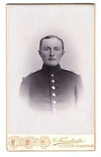 Fotografie C. Kesselhuth, Hildesheim, Kaiserstr. 44, Portrait Soldat, Schulterstück Rgt. 79