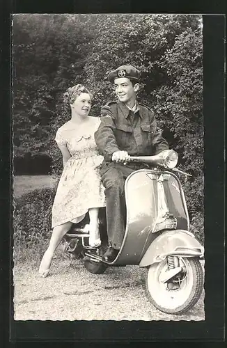 Foto-AK Soldat in Uniform sitzt mit seiner geliebten auf einer Vespa