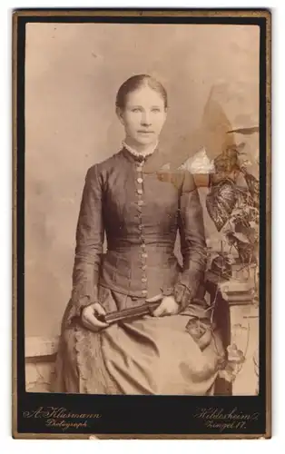 Fotografie A. Klusmann, Hildesheim, Zingel 17, Portrait bürgerliche Dame mit Fächer