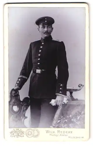 Fotografie Wilh. Redeke, Hildesheim, Kreuzstrasse 22, Soldat in Uniform im Portrait