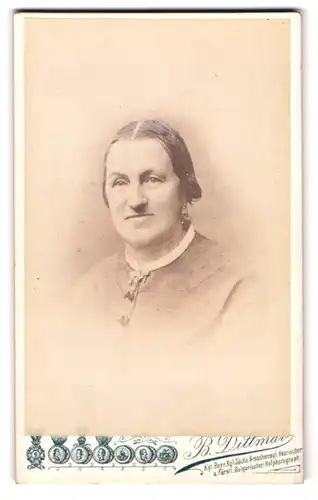 Fotografie B. Dittmar, München, Amalienstrasse 8, alte Frau im Portrait